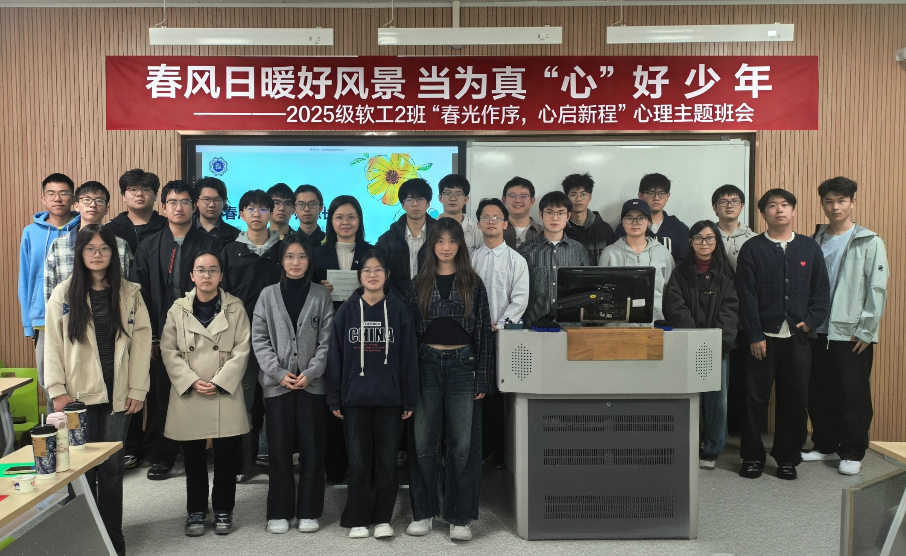 学院组织“春风日暖好风景，当为...